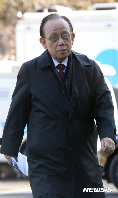 ▲ 박근혜 대통령측 법률대리인단의 정기승 전 대법관이 20일 오전 서울 종로구 헌법재판소에서 열린 탄핵심판 15차 변론기일에서 참석하기 위해 심판정으로 이동하고 있다. ⓒ뉴시스