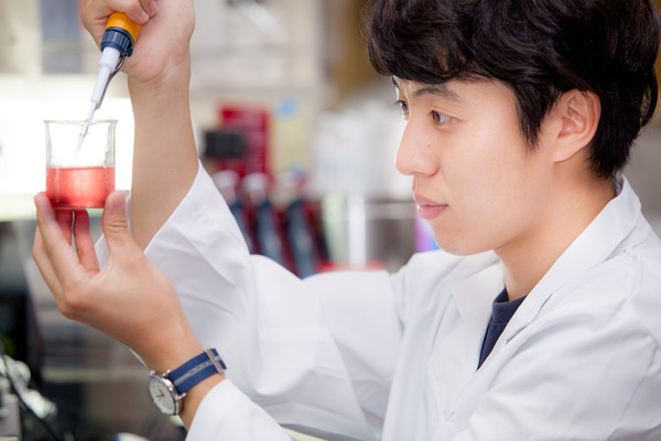 ▲ 실험하는 학생의 모습.ⓒ충북대