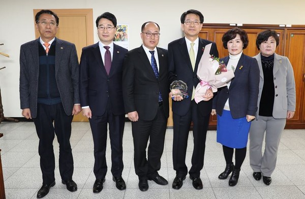 ▲ 충북도의회 교육위원회가 21일 지난해 행정사무감사 우수기관으로 청주교육지원청을 선정해 표창했다.ⓒ충북도의회