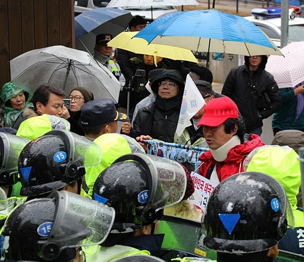 ▲ 애국·보수 시민사회단체 회원 10여명은 22일 박근혜 대통령 풍자 누드화 그림 '더러운 잠'을 전시하고 있는 나꼼수의 본거지 벙커원(Bunker1) 앞에 모여 '더러운 잠'을 강제 철거하겠다며 무력 진입을 시도했다. ⓒ뉴데일리 강유화 기자