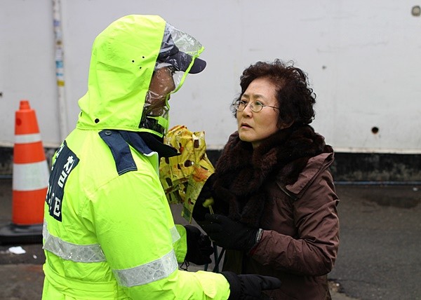 ▲ 박근혜 대통령 풍자 누드화 '더러운 잠'을 철거하겠다며 벙커원(Bunker1)에 진입을 시도하고 있는 애국·보수 시민사회단체 회원. ⓒ뉴데일리 강유화 기자