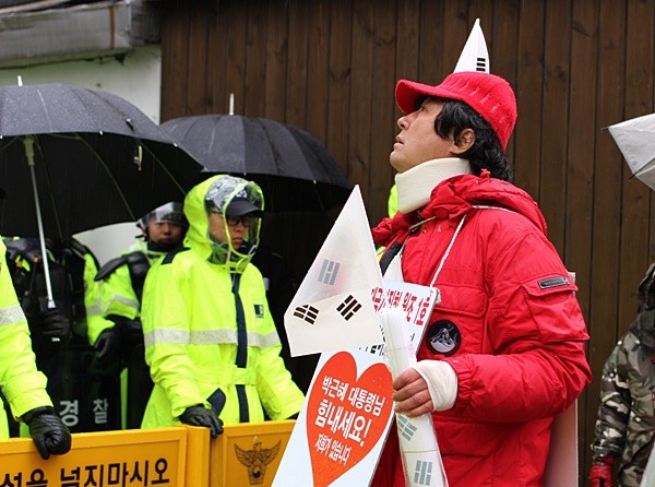 ▲ 장민성 우리대통령님을사랑하는모임(대사모) 대표가 벙커원 진입을 시도했으나, 경찰벽에 가로 막혀 무산됐다. ⓒ뉴데일리 강유화 기자