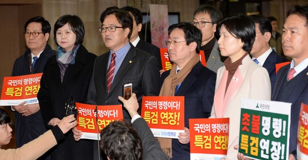 ▲ 우원식, 박범계 더불어민주당 의원을 비롯한 야당 의원들이 22일 오후 서울 종로구 세종로 정부서울청사에서 특검 연장과 관련한 황교안 대통령 권한대행과의 면담을 요구하고 있다. ⓒ뉴시스