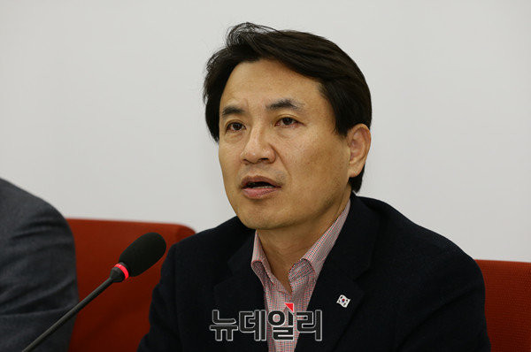 자유한국당 김진태 의원. 그는 우병우 전 민정수석의 구속영장 기각에 대해 논평하면서 특검을 강하게 비판했다. ⓒ뉴데일리 이종현 기자