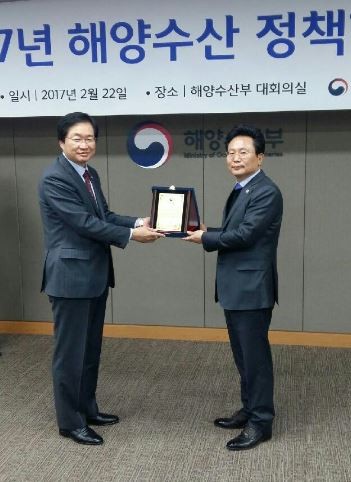 ▲ 충북도가 22일 ’2016년도 17개 시도 해양수산정책평가‘에서 우수기관 표창을 받았다.ⓒ충북도