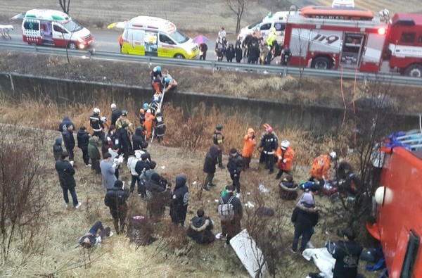 ▲ 제천소방서 119구조대가 사고난 버스에 타고 있던 학생들을 구조하고 있는 모습.ⓒ제천소방서