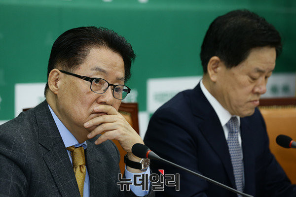 ▲ 국민의당 박지원 대표가 22일 국회에서 열린 최고위원회의에서 생각에 잠겨있다. ⓒ뉴데일리 이종현 기자