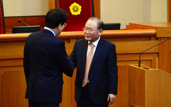 ▲ 대통령측 대리인단 이동흡 변호사(오른쪽)가 권성동 소추위원단장과 인사하고 있다. ⓒ뉴시스