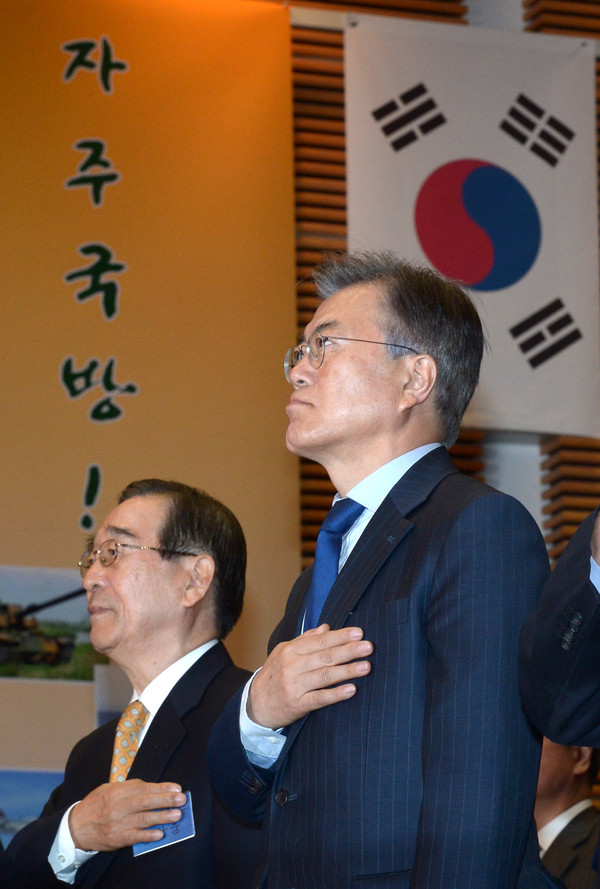 ▲ 더불어민주당 문재인 전 대표가 22일 오전 서울 용산구 백범김구기념관에서 열린 문재인과 함께하는 더불어국방안보포럼에 참석해 국기에 대한 경례를 하고 있다.ⓒ뉴시스