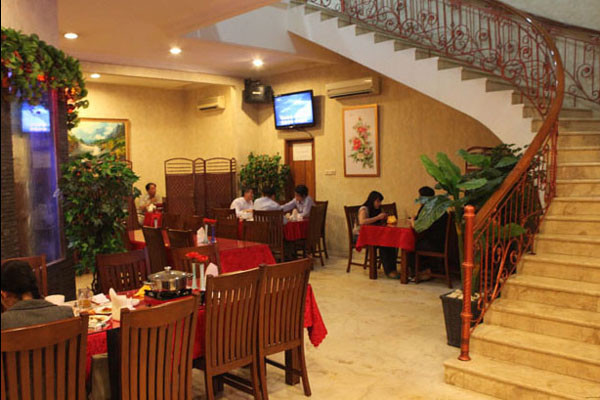 ▲ 인도네시아의 한 식당 리뷰 사이트에 뜬 자카르타 북한식당 내부 모습. VOA에 따르면 인도네시아 정부가 자카르타 북한 식당 관계자들을 '간첩' 혐의로 조사하기 시작했다고 한다. ⓒ인도네시아 자카르타 1000 바 닷컴 리뷰화면 캡쳐