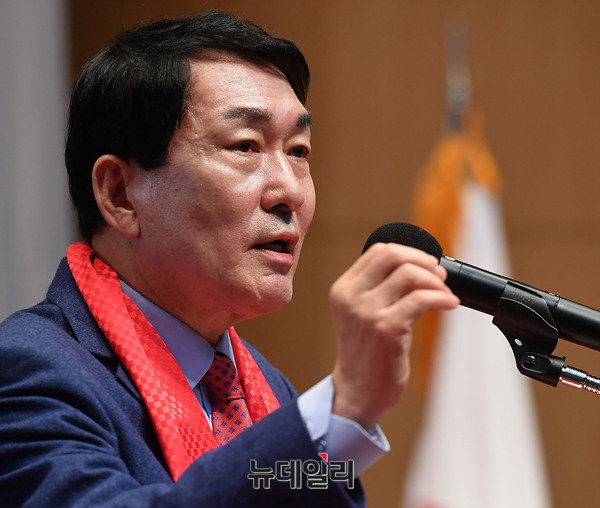 ▲ 자유한국당 안상수 의원이 '비상시국정치회의'를 제안했다. 탄핵소추이후 제 역할을 하지 못한 국회가 판결이후에라도 제 역할에 나서야 한다는 취지로 풀이된다. ⓒ뉴데일리 정상윤 기자