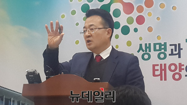 ▲ 충북도 서승우 기획실장이 23일 도청에서 19대 대선공약 선정에 대해 발표하고 있다.ⓒ김종혁 기자