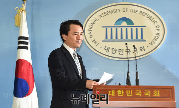 자유한국당 김진태 의원이 23일 정치권 일각에서 제기되는 대통령 퇴진론에 대해 비판했다. ⓒ뉴데일리 이종현 기자