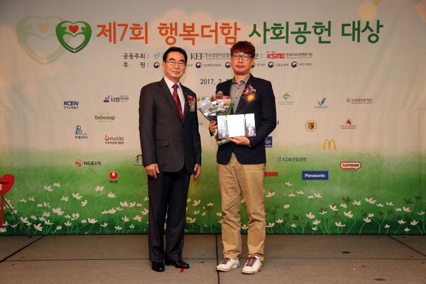 ▲ 왼쪽부터 성대석 한국언론인협회 회장, 김춘곤 탑코 부사장ⓒ탑코