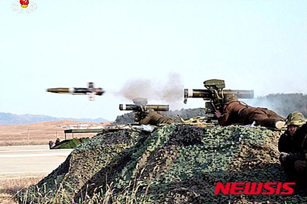 ▲ 북한이 최근 하마스 등 분쟁지역 무장단체에 휴대용 대전차 미사일 등을 대량 판매하고 있다는 주장이 제기됐다. 사진은 2016년 2월 북한의 대전차 미사일 훈련 장면. ⓒ뉴시스. 무단전재 및 재배포 금지.