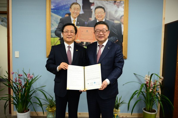 ▲ 좌측 김원덕 한국건설관리공단 사장과  이필용 음성군수.ⓒ음성군