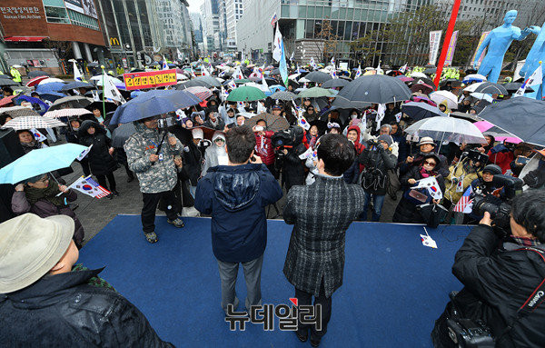 ▲ 22일 낮 12시 상암동 MBC 신사옥 거인동상 앞에서 열린 'MBC 김세의 기자와 함께 하는 공정방송 MBC 응원집회'에 참가한 시민들. ⓒ 뉴데일리