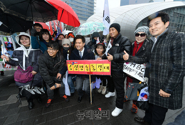 22일 낮 12시 상암동 MBC 신사옥 거인동상 앞에서 열린 'MBC 김세의 기자와 함께 하는 공정방송 MBC 응원집회'에 참가한 시민들. ⓒ 뉴데일리
