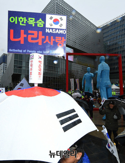 ▲ 22일 낮 12시 상암동 MBC 신사옥 거인동상 앞에서 열린 'MBC 김세의 기자와 함께 하는 공정방송 MBC 응원집회'에 참가한 시민들. ⓒ 뉴데일리