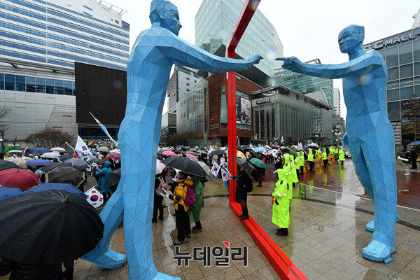 ▲ 22일 낮 12시 상암동 MBC 신사옥 거인동상 앞에서 열린 'MBC 김세의 기자와 함께 하는 공정방송 MBC 응원집회'에 참가한 시민들. ⓒ 뉴데일리