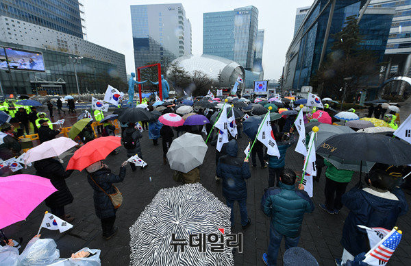 ▲ 22일 낮 12시 상암동 MBC 신사옥 거인동상 앞에서 열린 'MBC 김세의 기자와 함께 하는 공정방송 MBC 응원집회'에 참가한 시민들. ⓒ 뉴데일리