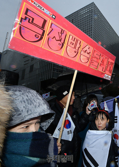 ▲ 22일 낮 12시 상암동 MBC 신사옥 거인동상 앞에서 열린 'MBC 김세의 기자와 함께 하는 공정방송 MBC 응원집회'에 참가한 시민들. ⓒ 뉴데일리
