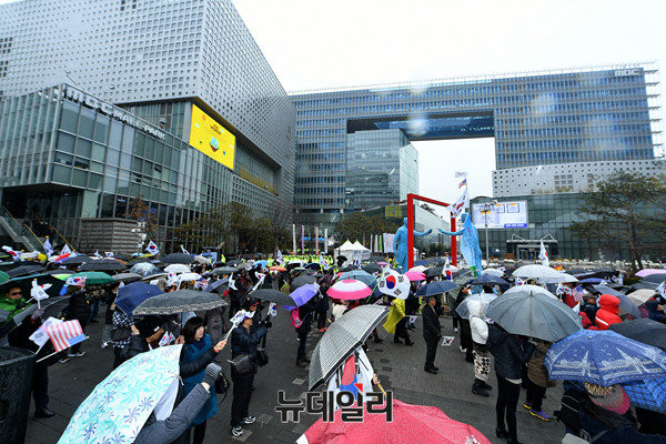 ▲ 22일 낮 12시 상암동 MBC 신사옥 거인동상 앞에서 열린 'MBC 김세의 기자와 함께 하는 공정방송 MBC 응원집회'에 참가한 시민들. ⓒ 뉴데일리