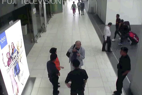 ▲ 김정남 암살 이후 쿠알라룸푸르 공항 내 CCTV 영상은 대부분 일본언론을 통해 공개됐다. 사진은 피습 직후 공항직원들에게 상황을 설명하는 김정남. ⓒ유튜브 관련영상 캡쳐
