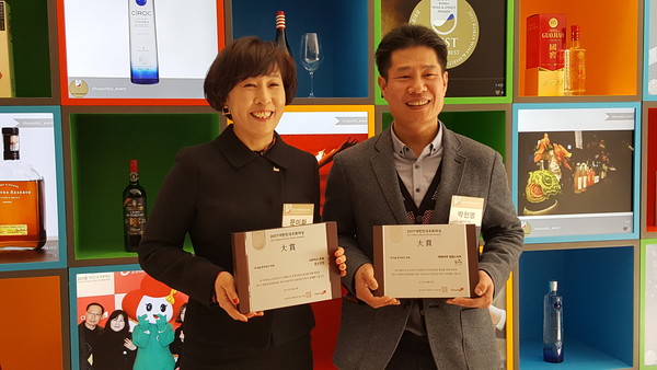 ▲ 좌로부터 안남락 도란원 대표 , 박천명 월류원 대표.ⓒ영동군