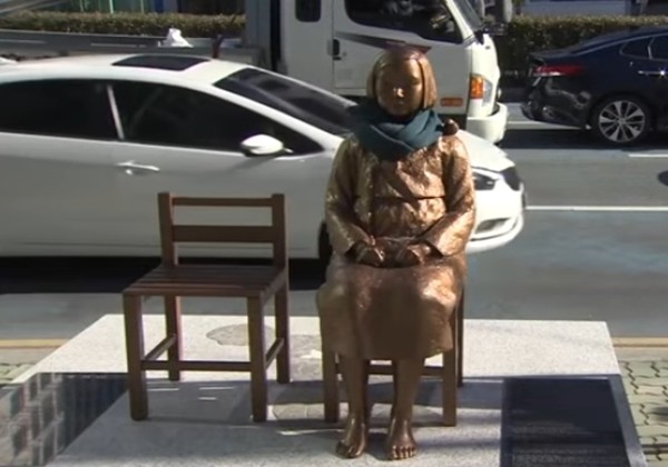 ▲ 부산 일본 총영사관 앞에 설치된 위안부 소녀상을 두고 한·일간 외교적 갈등이 지속되고 있는 가운데 정부는 부산시청 등에 ‘위안부 소녀상 설치 위치가 국제예양에 어긋난다’는 내용의 공문을 보냈다.