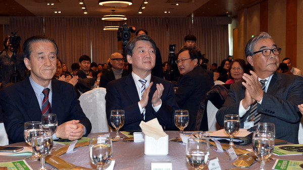 ▲ 국민의당 안철수 전 대표가 23일 서울 강남구 SC컨벤션센터 아나이스홀에서 열린 '국민과 함께하는 전문가광장' 창립대회에 참석해 박수를 보내고 있다. ⓒ뉴시스 사진DB