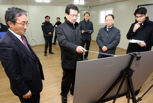 ▲ 이시종 충북도지사가 23일 청주 유기농산업복합서비스단지를 방문해 추진상황을 점검하고 있다.ⓒ충북도