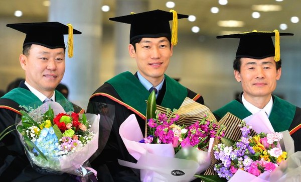 ▲ 22일 충북대에서 박사학위를 받은 충북농업기술원 연구사들 (왼쪽부터 이재선, 김선국, 정재현).ⓒ충북도