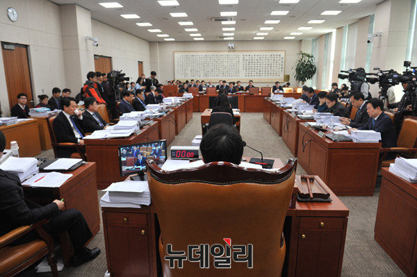 자유한국당 법조계 출신 의원 7명이 23일 기자회견을 통해 탄핵 소추 절차와 심판절차 문제가 있다고 지적했다. ⓒ뉴데일리 이종현 기자