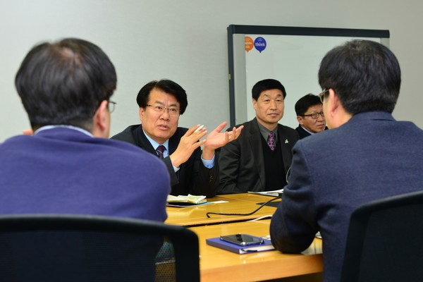 ▲ 이근규 시장과 시 관계자들이 경기도 용인시 한 업체를 방문해 투자유치활동을 벌이고 있다.ⓒ제천시