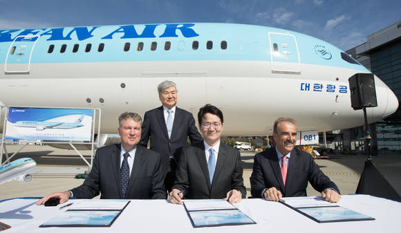 ▲ 조양호 한진그룹 회장(왼쪽에서 두번째)과 조원태 대한항공 사장(왼쪽에서 세번째)이 릭 앤더슨(Rick Anderson) 보잉 동아시아담당 부사장(왼쪽에서 첫번째),  새이커 섀럴(Chaker Chahrour) 글로벌세일즈&마켓팅담당 부사장(오른쪽에서 첫번째)과 함께 보잉 787-9 항공기 첫 인수 증서에 사인한 후 기념촬영을 하고 있는 모습.ⓒ대한항공