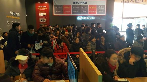 ▲ 최근 성황리에 분양을 마친 '신당 KCC스위첸' 견본주택 내. ⓒKCC건설