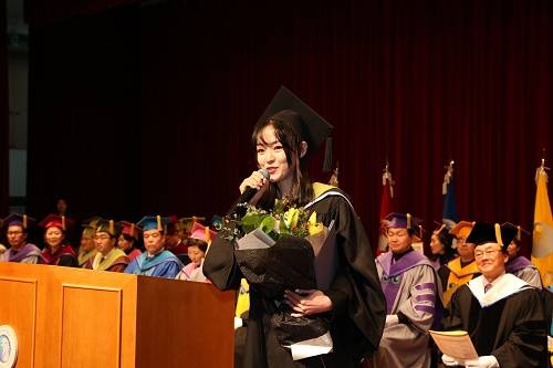 ▲ 23일 서울 성북구 성신여자대학교에서 진행된 '2016학년도 학위수여식'에서 자우림 리드보컬 김윤아씨가 인사말을 하고 있다. ⓒ성신여대