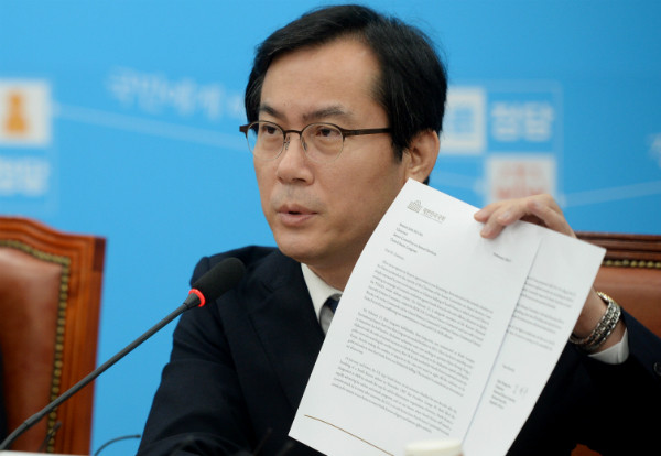 ▲ 국회 국방위원장을 맡고 있는 바른정당 김영우 의원이 24일 오전 국회에서 열린 원내대책회의에서 북한의 테러지원국 재지정을 촉구하는 공개 서한을 들어보이고 있다. 이 서한은 외교행낭에 담겨 다음 주중 미 상원의 존 매케인 국방위원장에게 전달될 예정이다. ⓒ뉴시스 사진DB