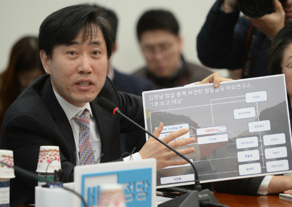 ▲ 바른정당 하태경 의원이 24일 오전 국회에서 열린 원내대책회의에서 김정남 암살 사건을 주도한 자료연구소가 김정은에게 직접 직보하는 1호 보고 대상이라는 점을 설명하면서, 이번 김정남 암살 사건의 총책으로 다른 누구도 아닌 김정은 본인을 지목하고 있다. ⓒ뉴시스 사진DB