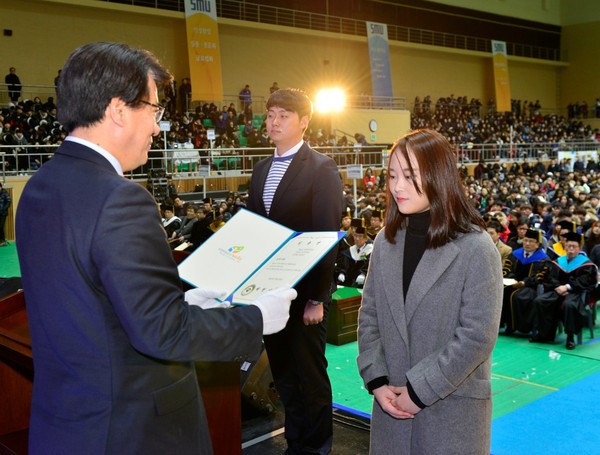 ▲ 이근규 시장(왼쪽)이 지난해 세명대 졸업생에게 제천시공무원 특별채용 임용장을 전달하고 있다.ⓒ제천시