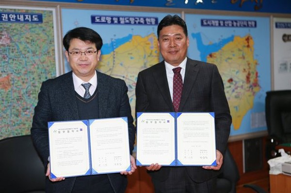복기왕(왼쪽) 아산시장과 안상일 ㈜아산그린에너지 대표가 22일  ‘자전거도로 및 태양광 발전소 건설사업’ 업무협약을 했다.ⓒ아산시