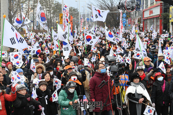 ▲ 태극기 집회에 참석한 시민들. ⓒ뉴데일리 정상윤 기자