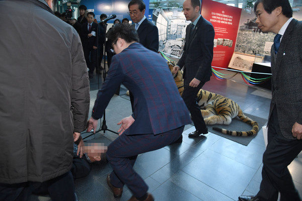 ▲ 70대 후반 남성이 24일 서울시청사 로비에서 자해를 했다. ⓒ뉴시스