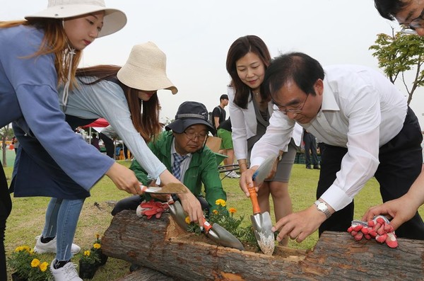 ▲ 이승훈 충북 청주시장의 게릴라가드닝 참여 모습.ⓒ청주시