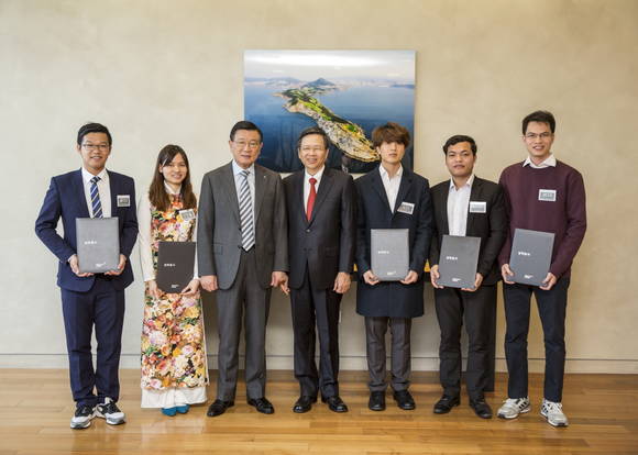 ▲ 박삼구 금호아시아나그룹 회장(왼쪽 세번째)과 팜 흐우 찌 주한 베트남 대사(왼쪽 네번째)가 장학생들과 함께 기념촬영을 하고 있다.ⓒ금호아시아나