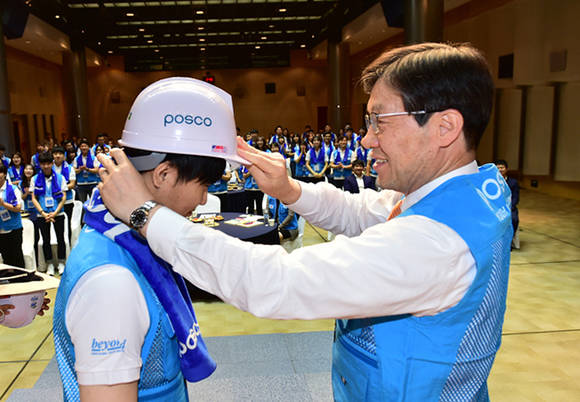 ▲ 권오준 포스코 회장이 16년 7월 서울 포스코센터 열린 '비욘드' 10기 발대식에 직접 봉사단장으로 참여해 선발된 10기 비욘드 학생에게 안전한 봉사활동을 기원하며 안전모를 씌워주고 있다.ⓒ포스코