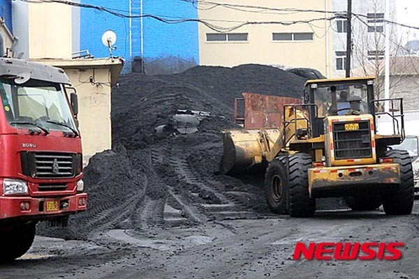 ▲ 중국으로 수출할 북한산 석탄을 정리 중인 모습. 美WSJ는 "중국이 유엔 안보리 대북제재 2321호가 채택된 지 한 달도 안 돼 이를 위반했다"고 보도했다. ⓒ뉴시스. 무단전재 및 재배포 금지.
