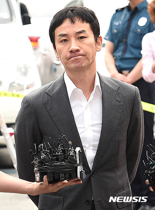 ▲ 베를린국제영화제에서 여우주연상을 수상한 배우 김민희와 '밤의 해변에서 혼자'의 공식 영문 포스터.