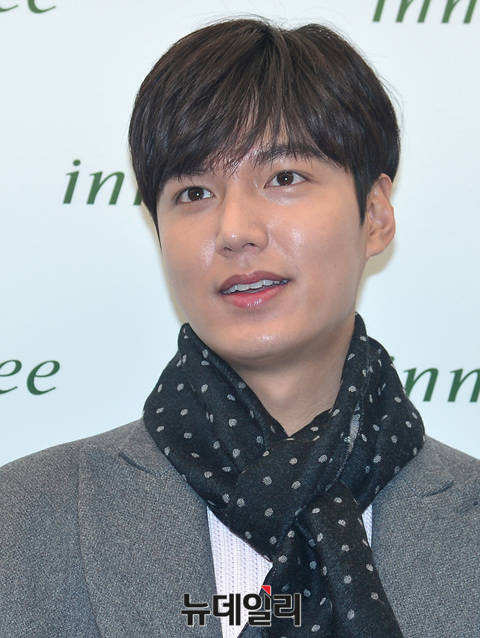 ▲ 베를린국제영화제에서 여우주연상을 수상한 배우 김민희와 '밤의 해변에서 혼자'의 공식 영문 포스터.